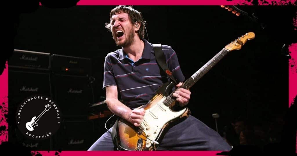 John Frusciante con camiseta de rayas tocando la guitarra